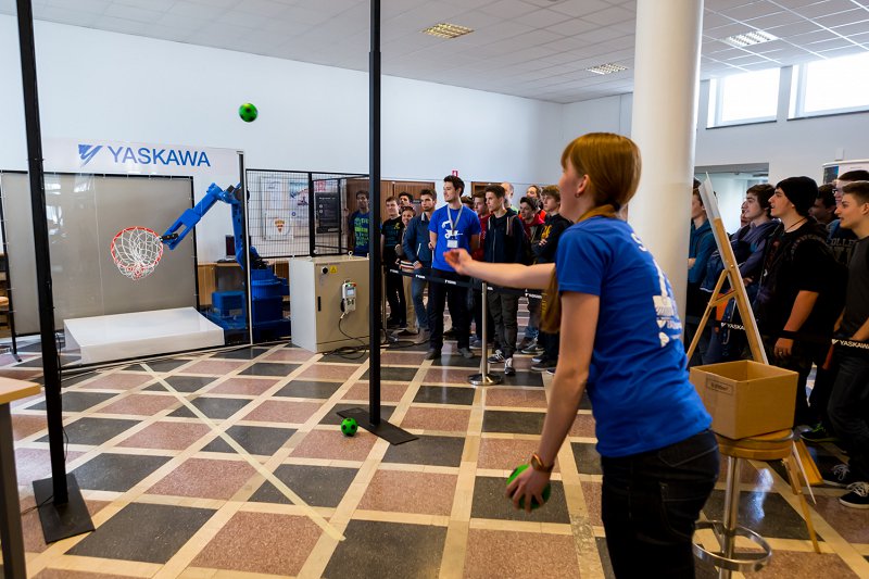 Aplikacija »robot in žoga« YASKAWA (robot Motoman MH5)